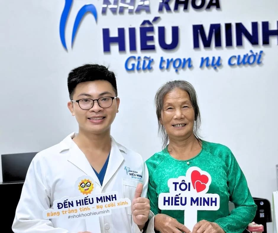 Khách hàng lớn tuổi hài lòng sau điều trị tại Nha khoa Hiếu Minh