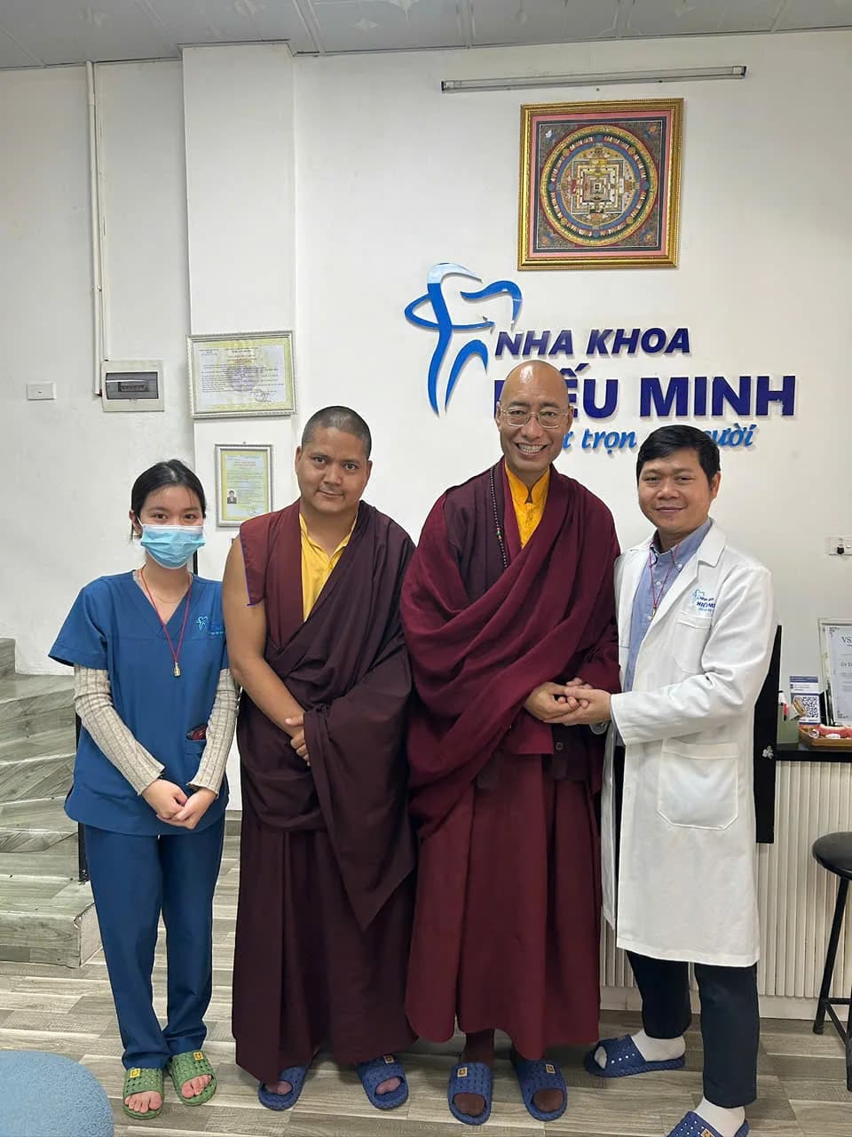 Đội ngũ bác sĩ và phụ tá Nha khoa Hiếu Minh tiếp đón đoàn khách quốc tế