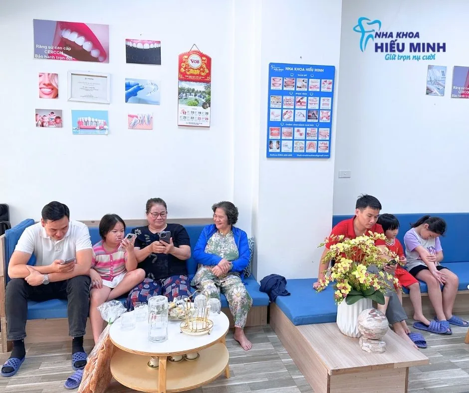 Khu vực chờ rộng rãi cho khách hàng và gia đình tại Nha khoa Hiếu Minh