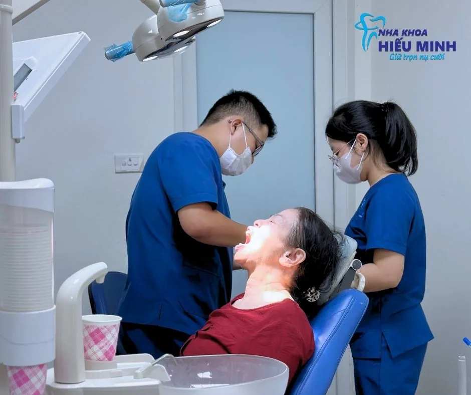 Ekip bác sĩ thực hiện thủ thuật cấy ghép Implant