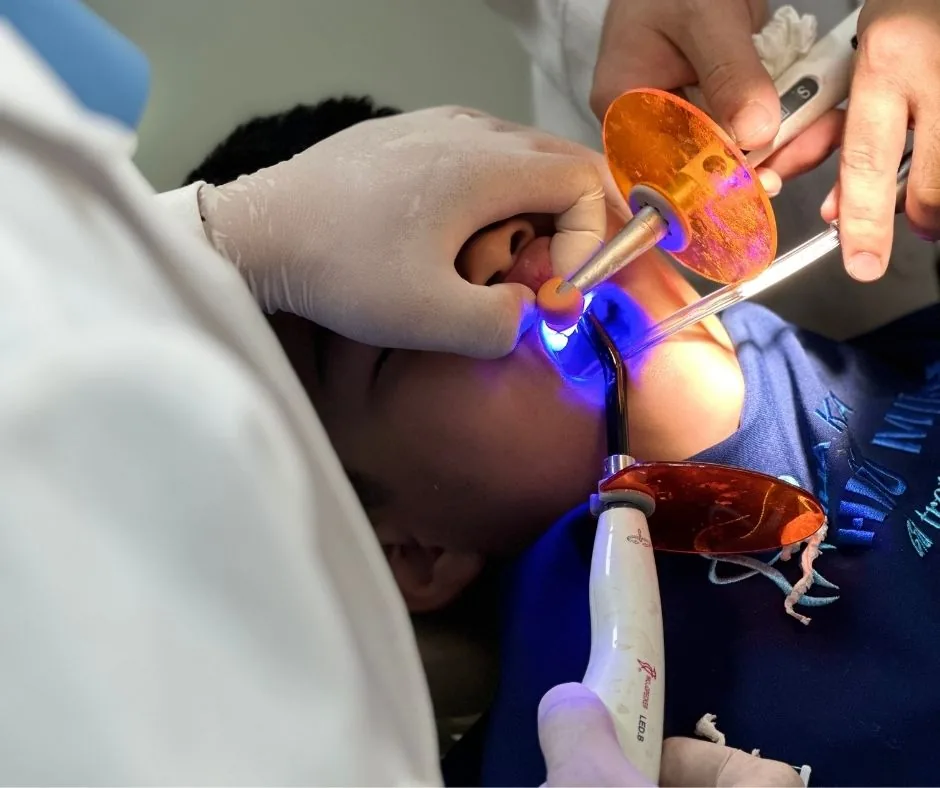 Bác sĩ gắn mắc cài bằng đèn quang trùng hợp