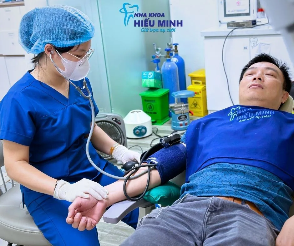 Kiểm tra chỉ số sức khỏe trước thủ thuật nhổ răng, cấy Implant