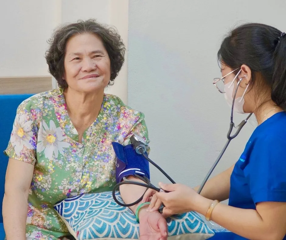 Đo huyết áp sàng lọc sức khỏe trước khi điều trị nha khoa