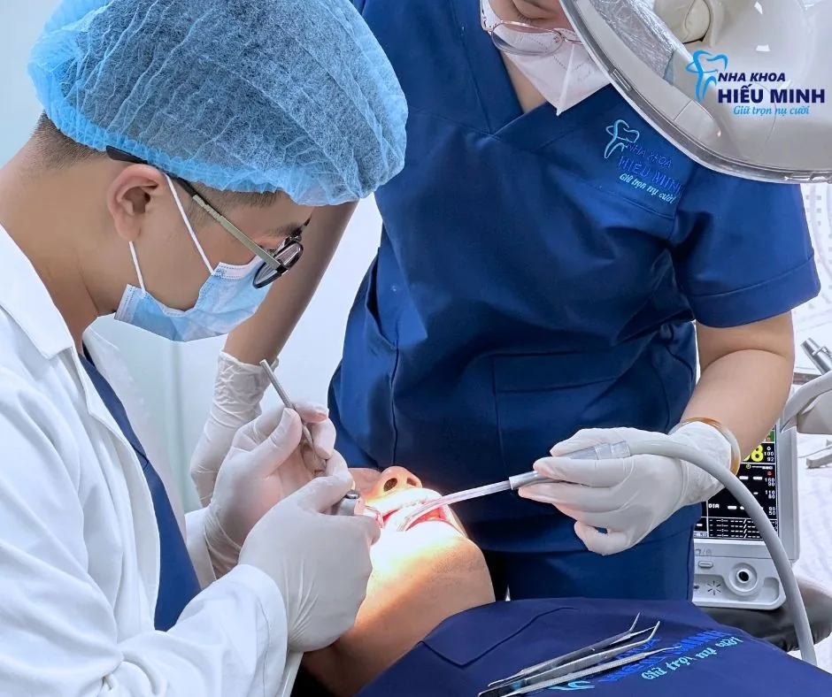 Ekip bác sĩ thực hiện tiểu phẫu nhổ răng khôn