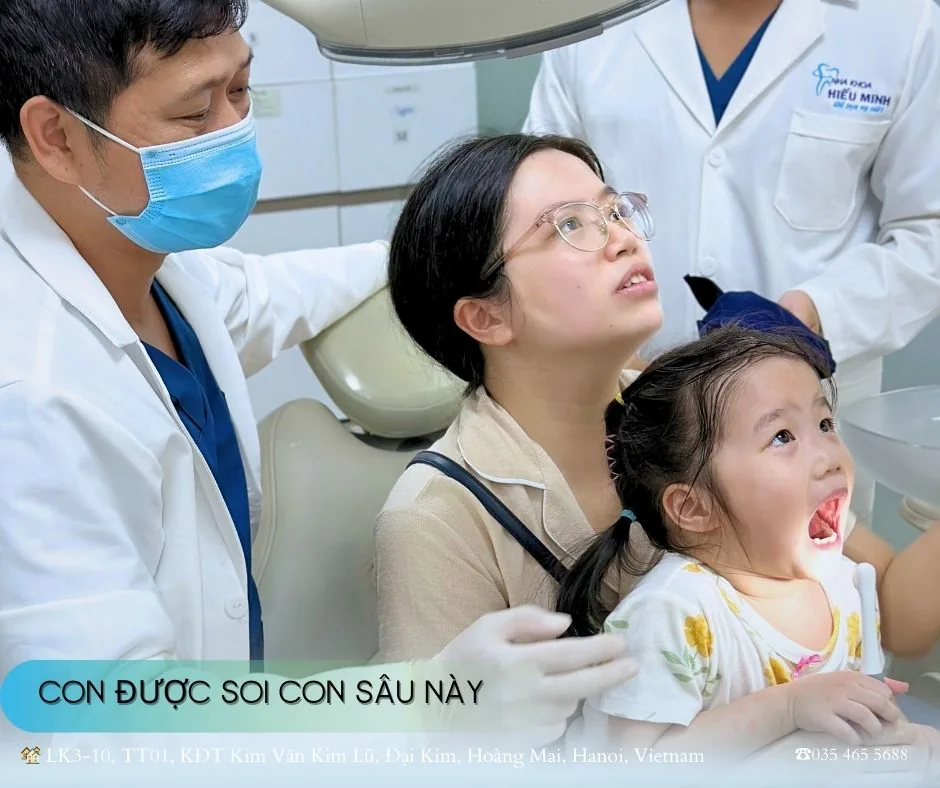 Mẹ đưa bé đi khám răng định kỳ tại Nha khoa Hiếu Minh