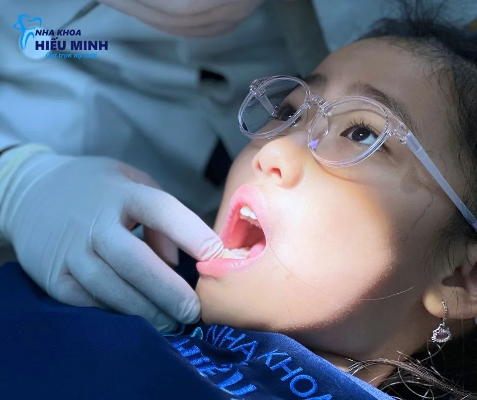 Bé được khám và điều trị răng trong tâm lý thoải mái